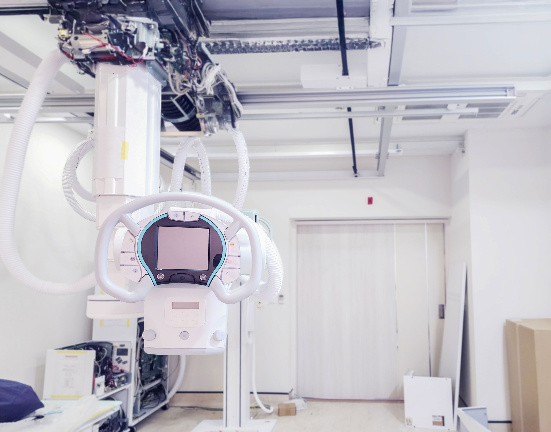 A high-tech X-ray machine in a medical room, featuring advanced equipment and intricate wiring. It’s ready to provide clear and detailed imaging for diagnostics.